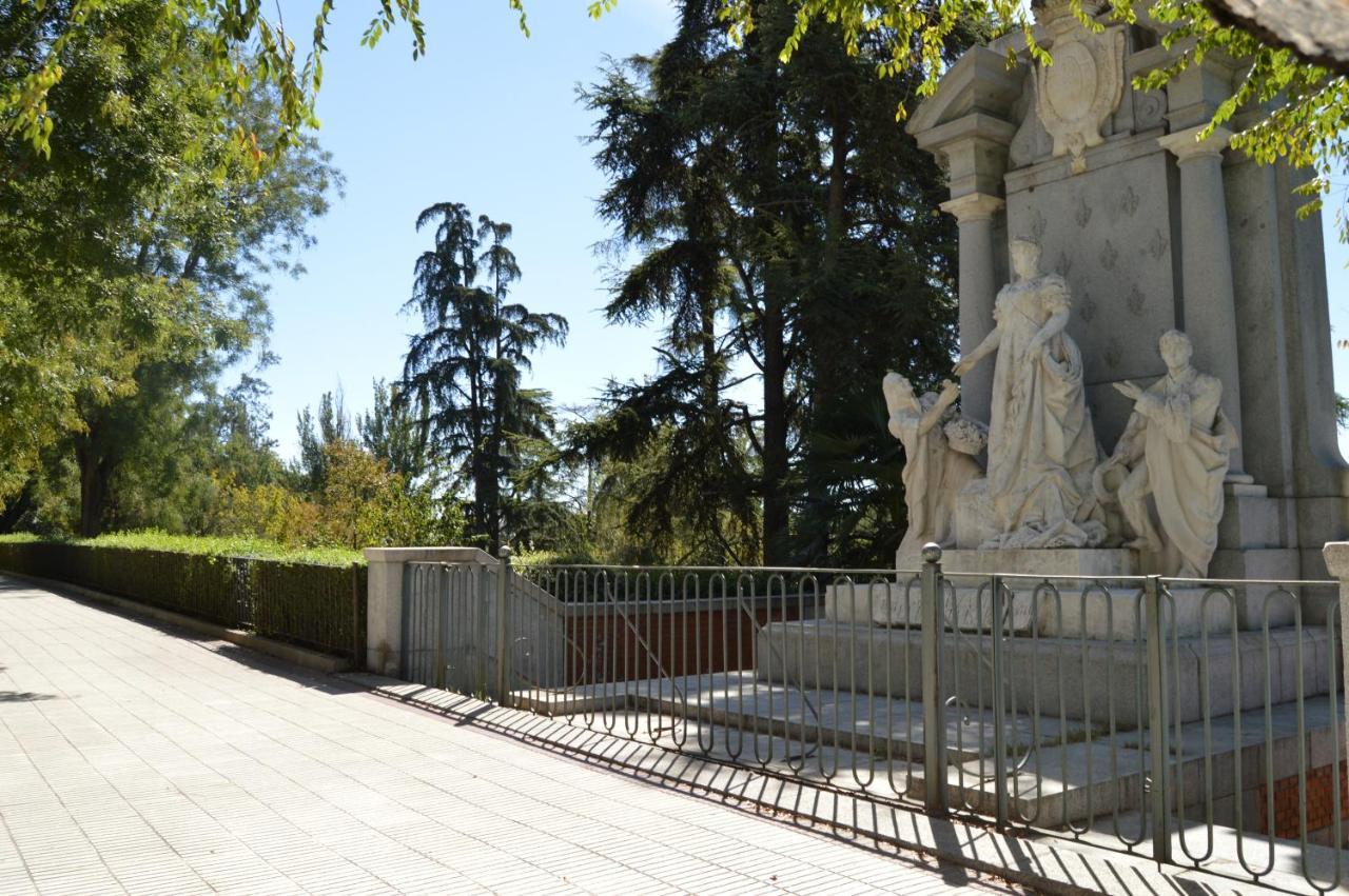 Hostel Del Templo De Debod Madrid Exterior photo